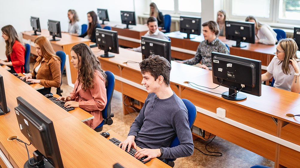 studenti u počítačů